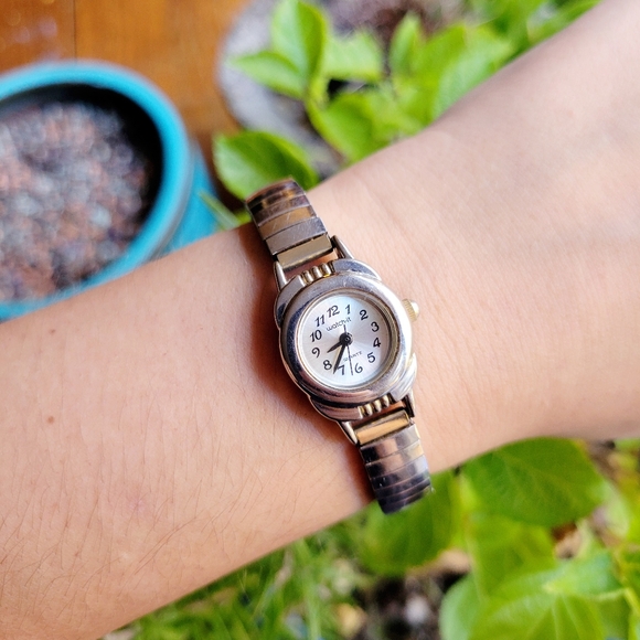 Vintage Watchit Classic Womens Womans Silver & Gold Analog Dainty Stretch Watch - Picture 3 of 6